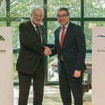 El nuevo convenio fue suscrito entre el Presidente de Unicaja Banco, Manuel Azuaga, y el Presidente de la Diputación Provincial de Málaga, Francisco Salado