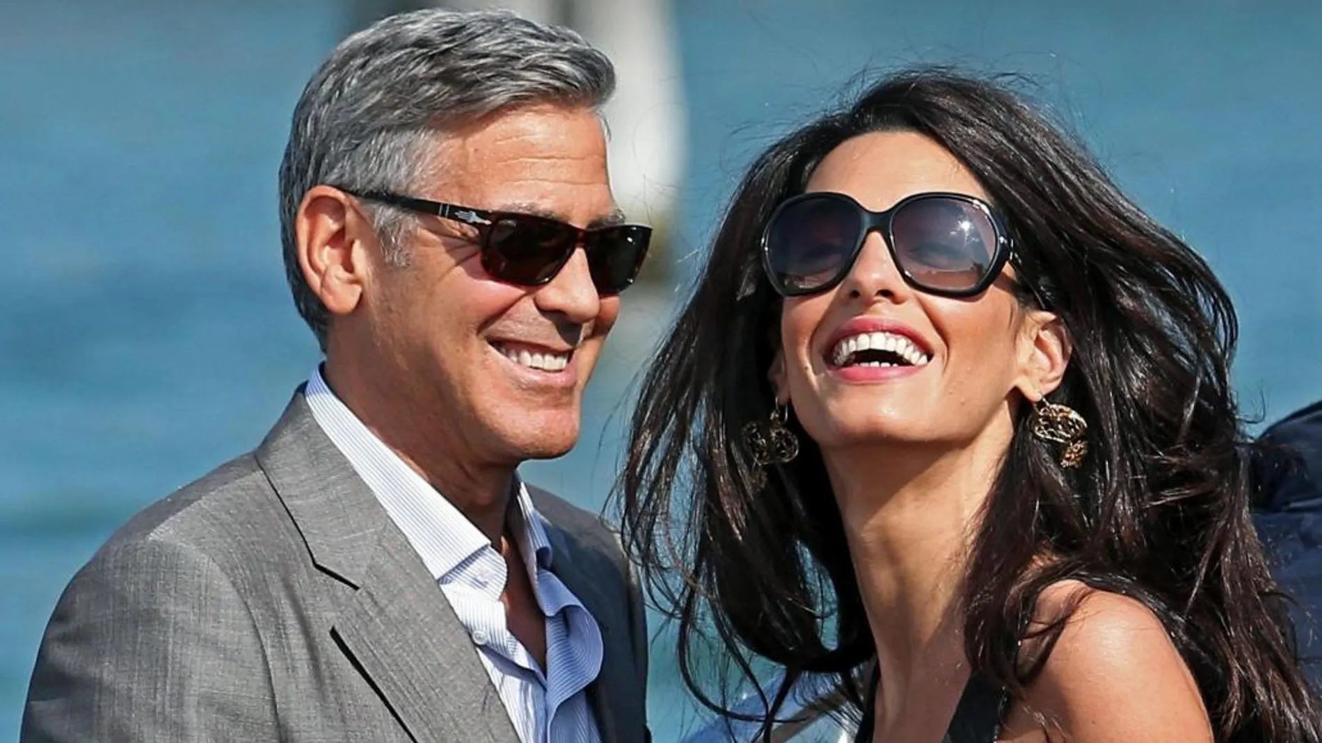 El actor estadounidense, George Clooney (izda), y su esposa, Amal Alamuddin (dcha).