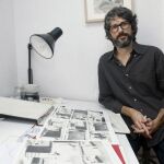 Pablo Auladell en su estudio de trabajo de Alicante dónde ha recibido la noticia que le ha sido otorgado el Premio Nacional de Cómic.