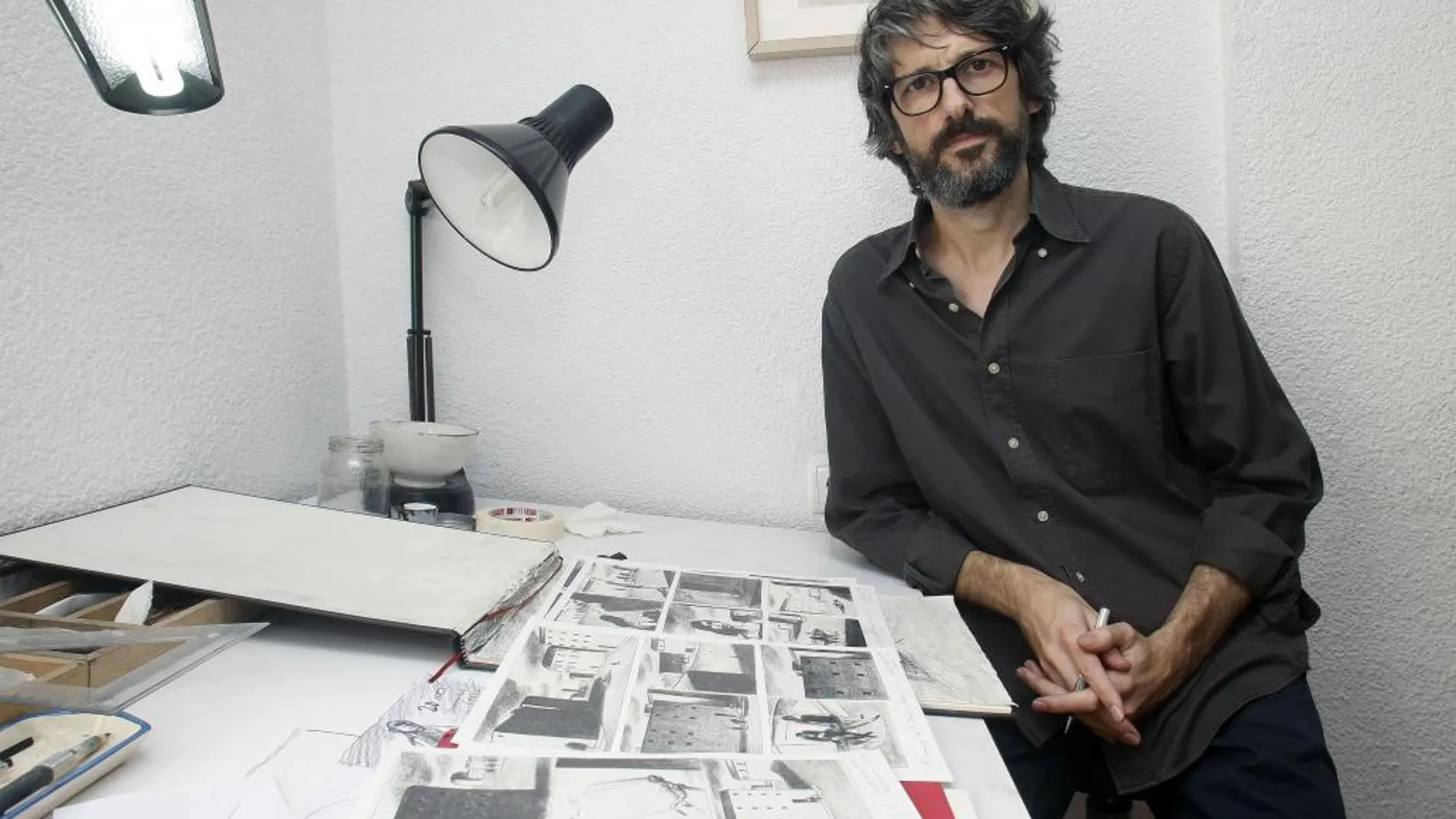 Pablo Auladell en su estudio de trabajo de Alicante dónde ha recibido la noticia que le ha sido otorgado el Premio Nacional de Cómic.