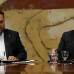 El presidente de la Generalitat, Carles Puigdemont y el vicepresidente y conseller de Economía, Oriol Junqueras durante la reunión semanal del Govern.