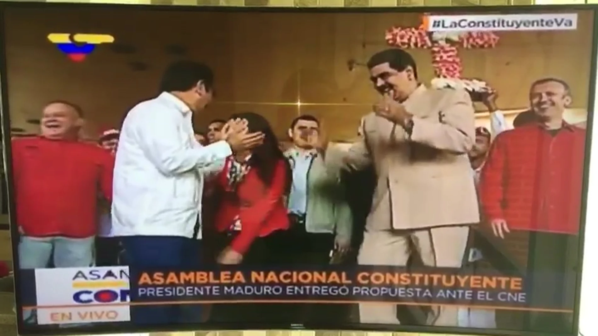 Maduro baila en televisión mientras la Guardia Bolivariana disuelve a la oposición