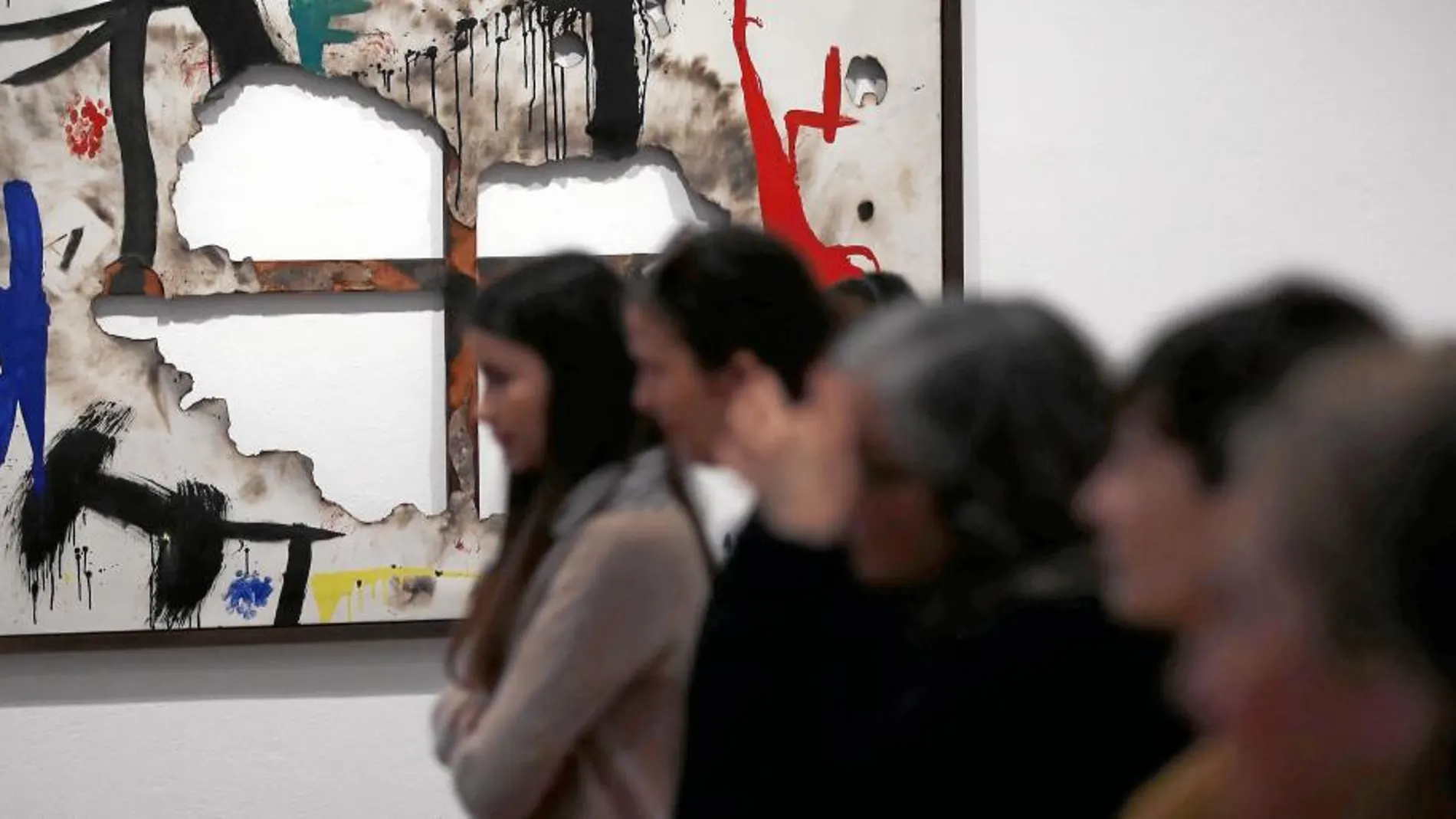 Vista de la obra de Joan Miró «Tela Cremada 1», de 1973, una de las piezas que se pueden contemplar en la exposición «Autogestión»