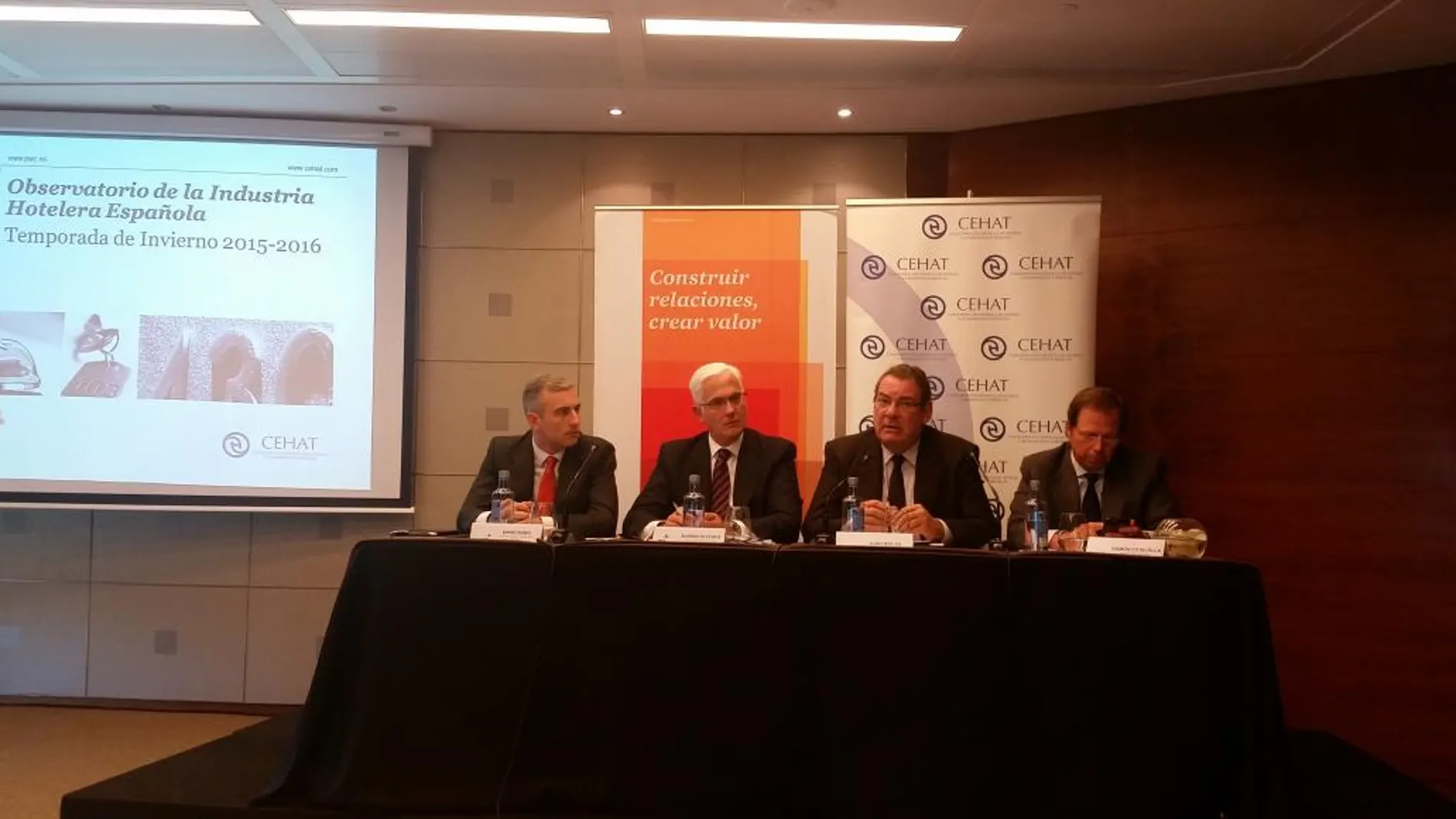 De izquierda a derecha, David Samu, socio de Turismo, Transporte y Servicios de PwC España, Álvaro Klecker, socio de Turismo de PwC España, Juan Molas, presidente de Cehat, y Ramón Estalella, secretario general de Cehat