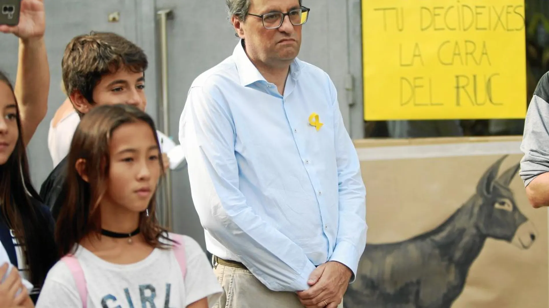 El president de la Generalitat, Quim Torra, ayer en el colegio donde votó hace un año y en el que se celebraron actos para conmemorar la consulta ilegal