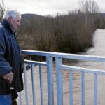 La carretera de acceso a la localidad de Toral de Merayo (León), cortada por las inundaciones causadas por las lluvias