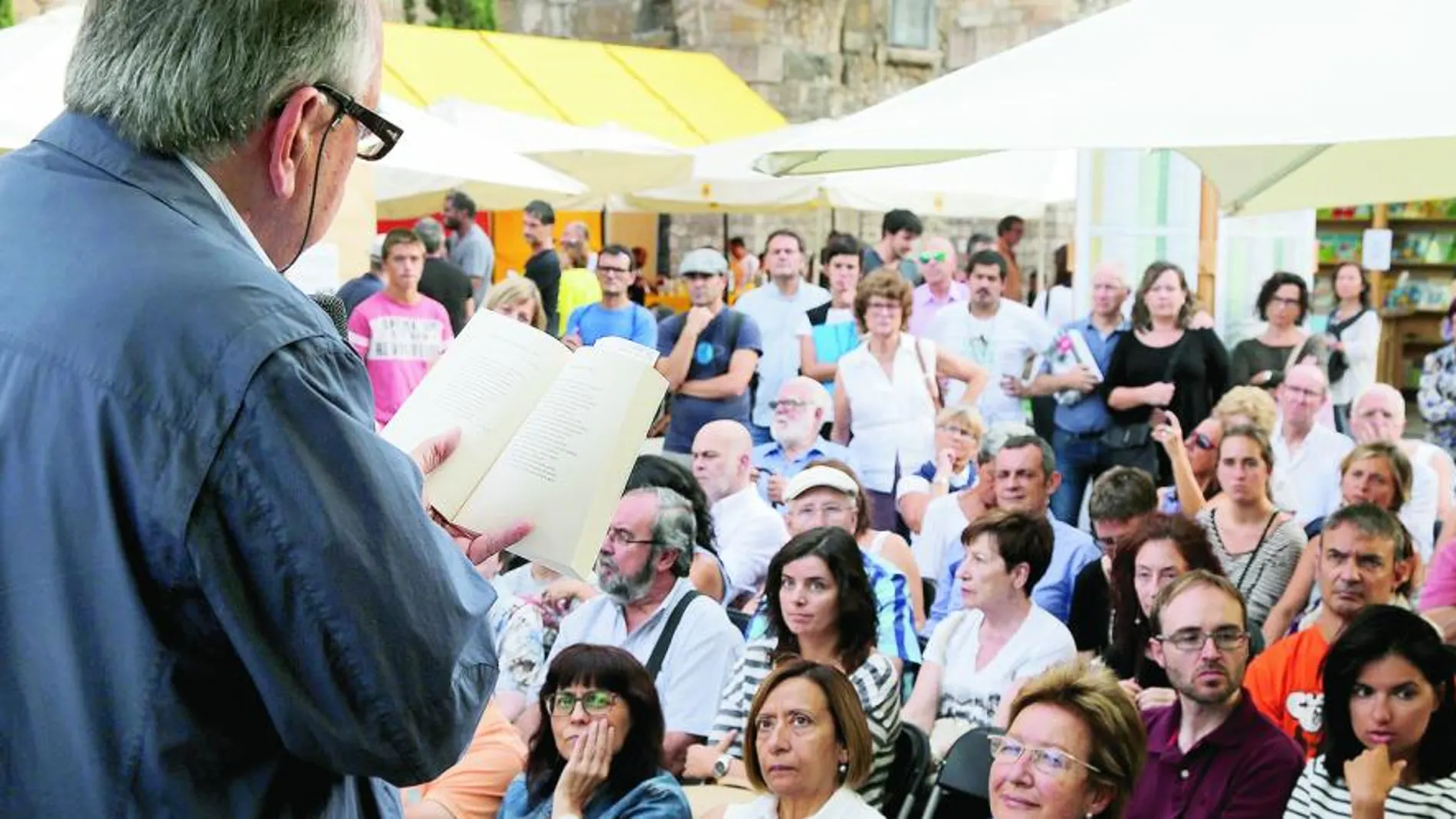 El poeta Joan Margarit en una lectura durante la edición del año pasado de la Setmana del Llibre en Català.