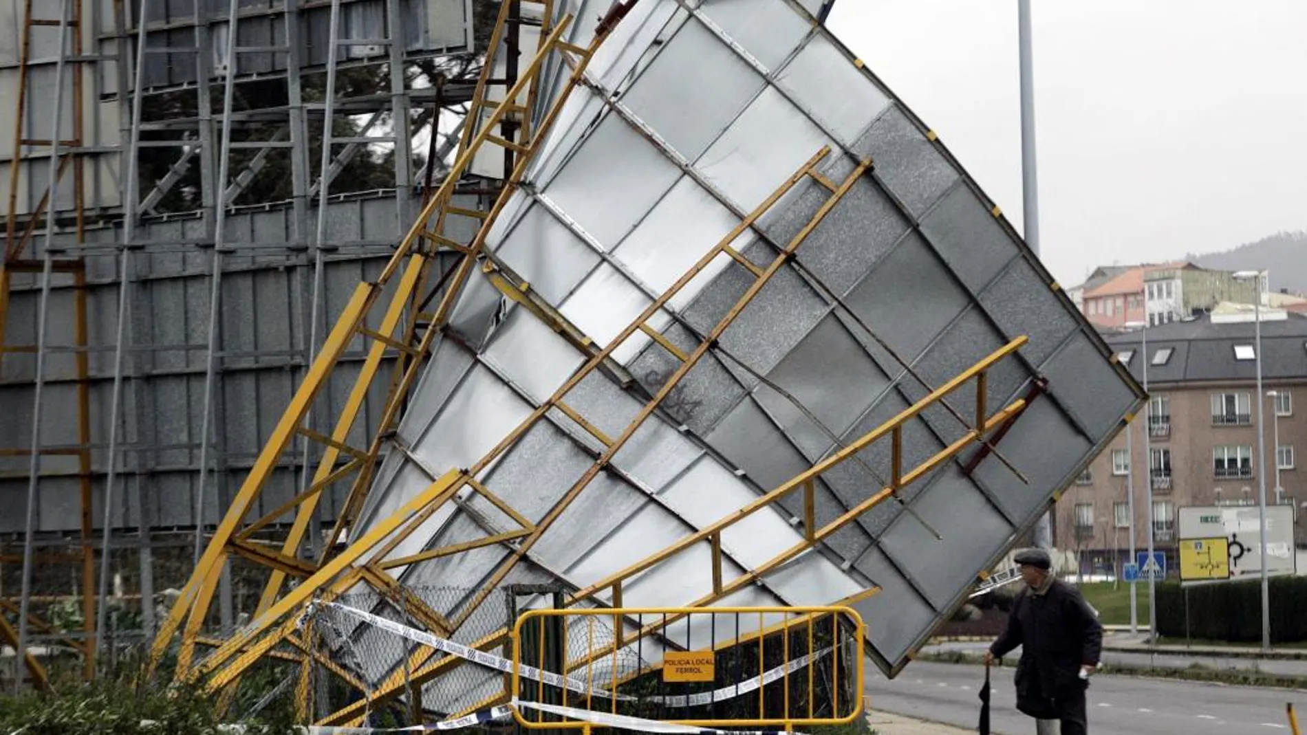 Una placa metálica de una valla publicitaria se desprendió en el polígono industrial de A Gándara, en Ferrol