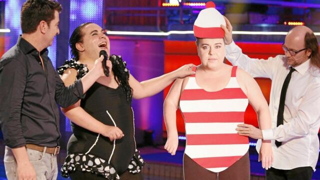De izda. a dcha., Arturo Valls, Falete, una figura de cartón del cantante y Santiago Segura