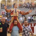 Pepe Moral abandona a hombros la Plaza de Toros de Albacete / Foto: ALCOLEA