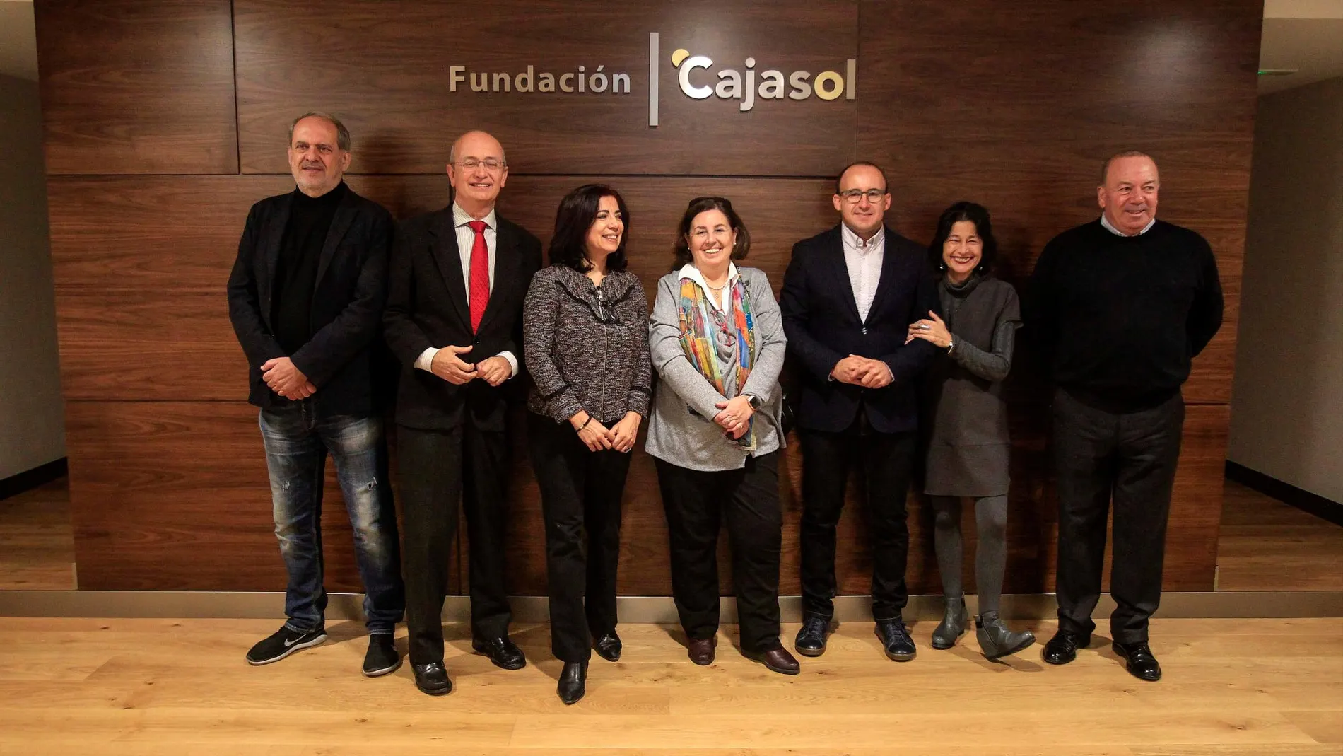 Lola Villar (tercera por la izquierda) junto a los convocantes del premio / Foto: Manuel Olmedo