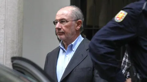 Rodrigo Rato tras el registro de su oficina