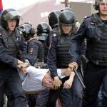 Miembros de la policía detienen a uno de los participantes de la manifestación no autorizada en la céntrica calle Tverskaya.