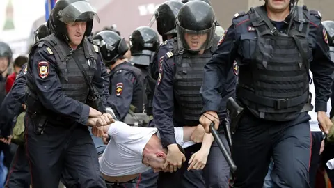 Miembros de la policía detienen a uno de los participantes de la manifestación no autorizada en la céntrica calle Tverskaya.
