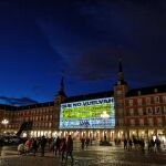 La Plaza Mayor se iluminó noche con imágenes de gran formato de los conocidos como "papeles de Bárcenas"
