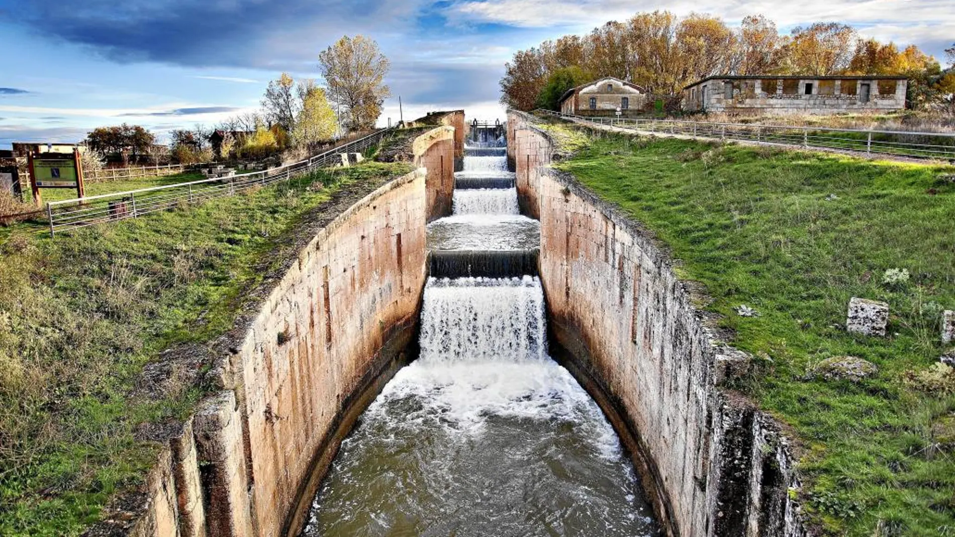 El Canal de Castilla es una de las formas más originales de recorrer Palencia