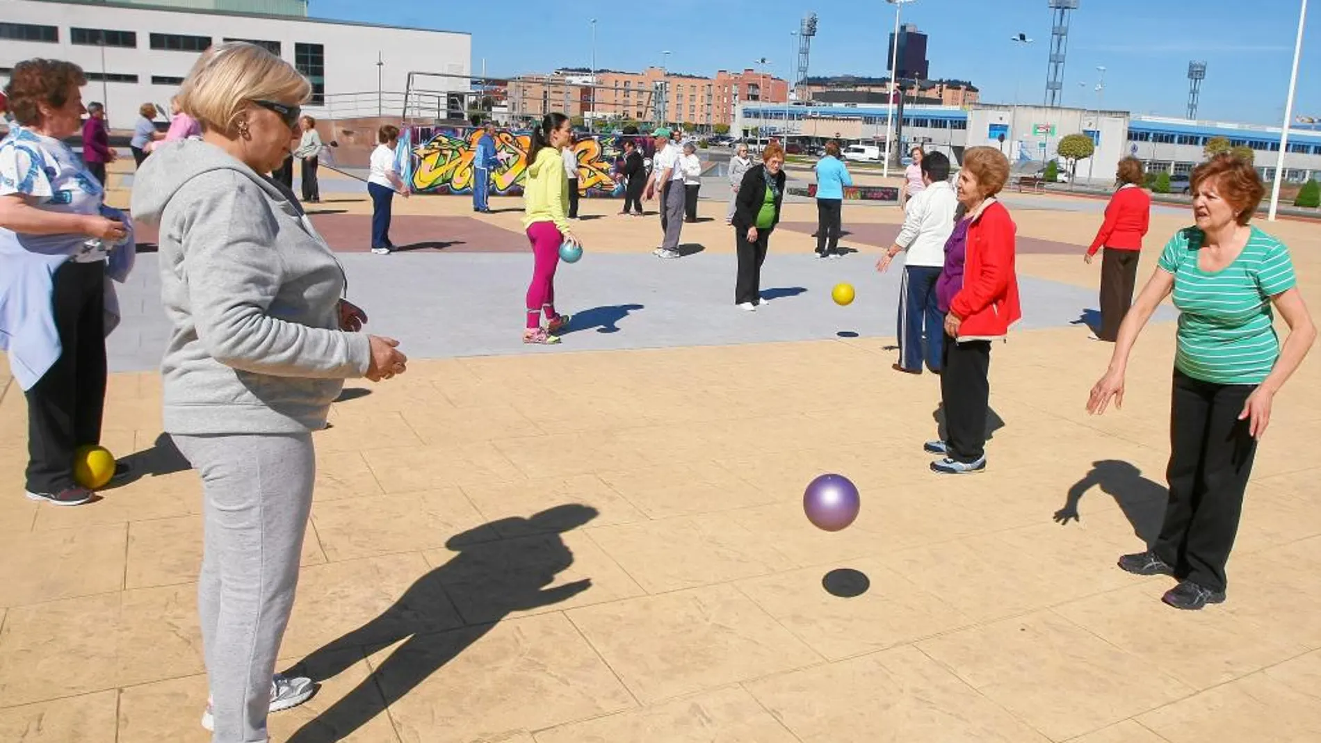 Un grupo de personas mayores participan en una actividad deportiva