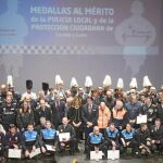 Agentes de policía y de Protección Civil galardonados con las medallas de Protección Ciudadana