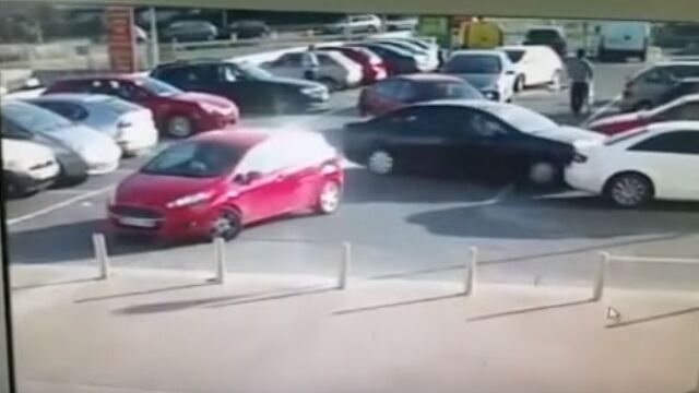 Los dos vehículos salieron a la vez de su plaza de aparcamiento y se estorbaron, lo que hizo "enloquecer"a los ocupantes del coche rojo