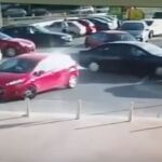 Los dos vehículos salieron a la vez de su plaza de aparcamiento y se estorbaron, lo que hizo "enloquecer"a los ocupantes del coche rojo