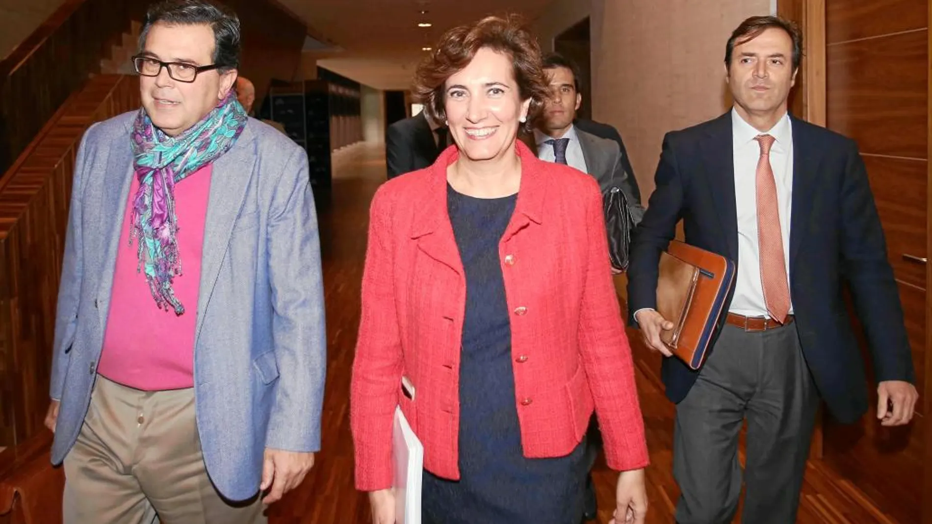 La consejera de Cultura y Turismo, María Josefa García Cirac, con parte de su equipo en las Cortes