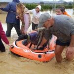Voluntarios evacuan a varios perros tras las inundaciones de los centros de acogida en Málaga.