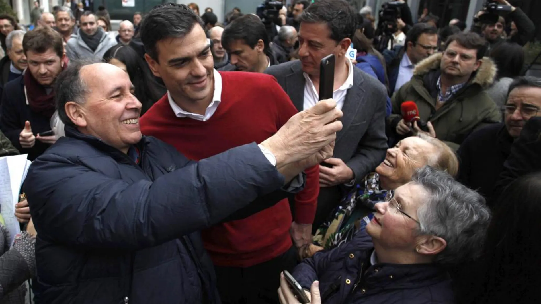 El secretario general del PSOE, Pedro Sánchez, acompañado por el secretario general del PSdeG, José Ramón Gómez Besteiro