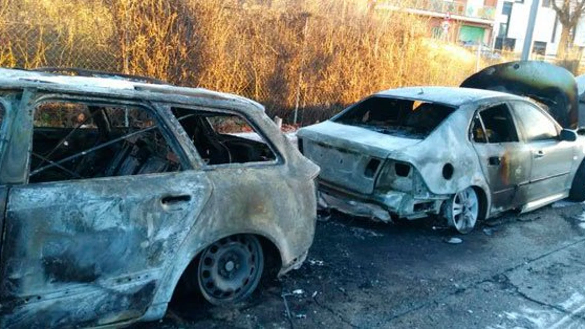 La quema de contenedores provocó daños en varios vehículos