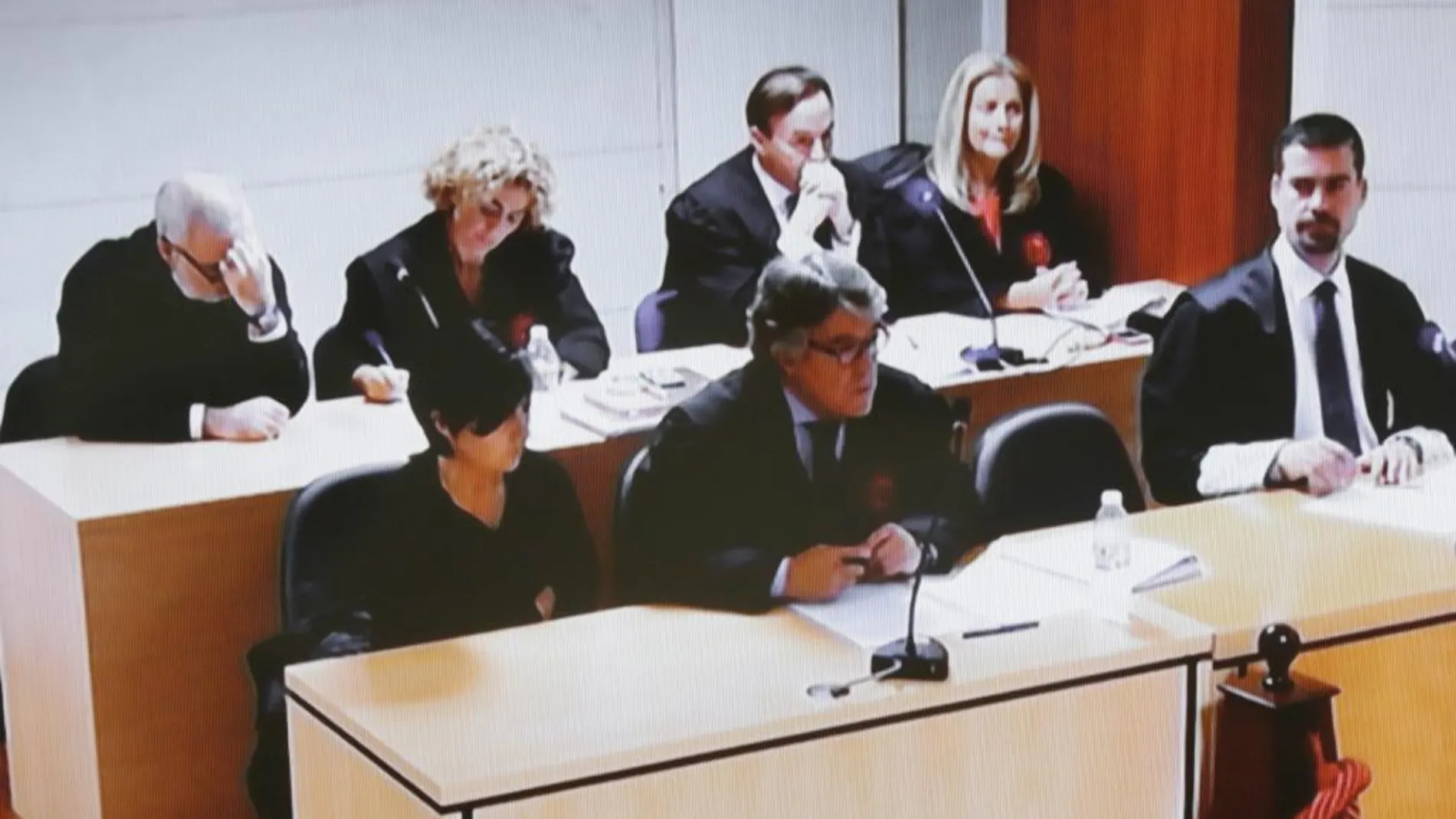 Fotografía tomada de la señal institucional de televisión, de la abogada Rosario Porto (primera fila-i) y el periodista Alfonso Basterra (segunda fila-i), en la sala donde se ha leído el veredicto del jurado popular.
