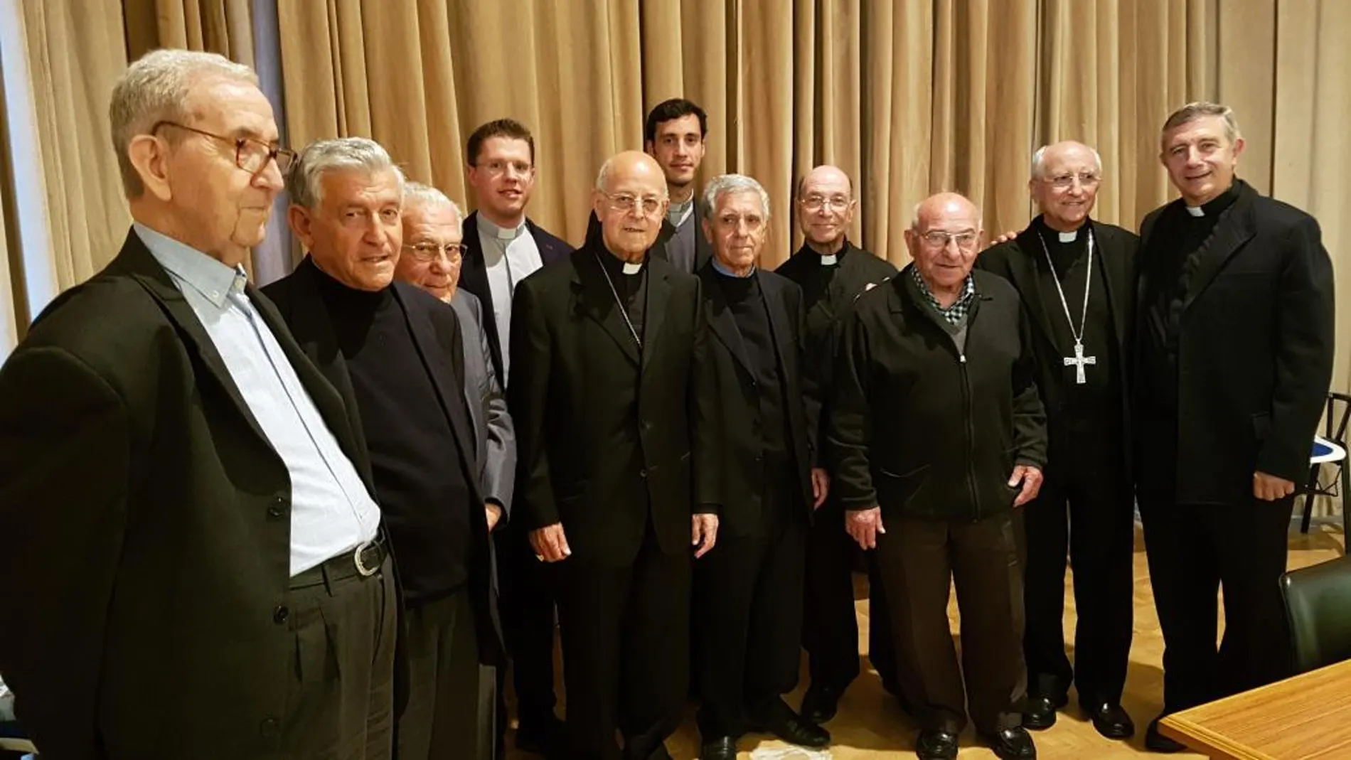 El cardenal Blázquez y Monseñor García Burillo posan con los sacerdotes que han cumplido 60 y 50 años de ordenación