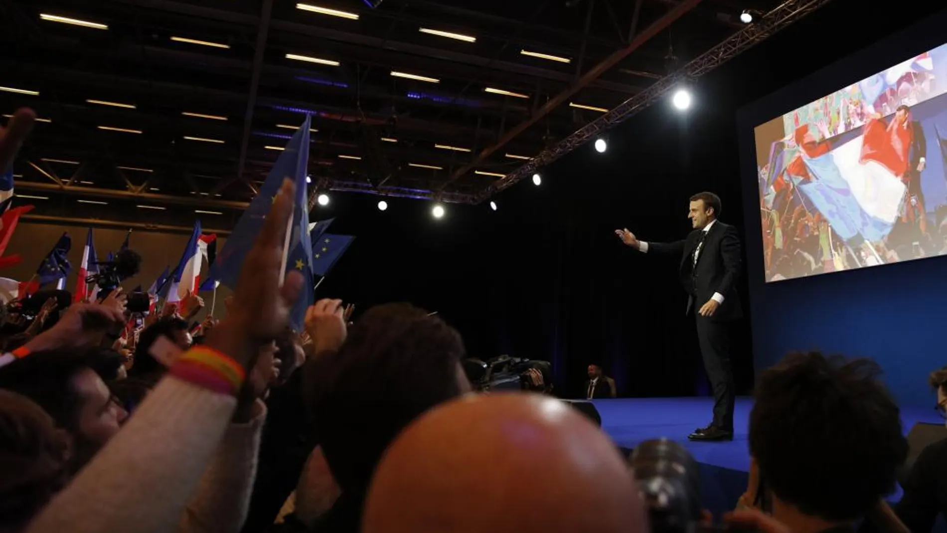 Emmanuel Macron celebra los resultados con sus seguidores