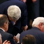 El secretario de Estado de EE UU, John Kerry, escucha al ministro de Exteriores ruso, Sergei Lavrov, en la conferencia de Munich