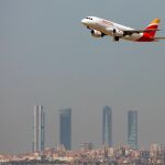 Un avión de Iberia Express sobrevuela Madrid. REUTERS/Paul Hanna