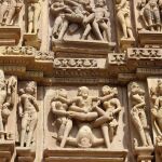 Esculturas inspiradas en Kamasutra en uno de los templos del complejo monumental de Khajuraho, en el centro de la India.