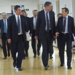 El candidato popular a la presidencia de la Generalitat de Cataluña, Xavier García Albiol (c), acompañado por el portavoz parlamentario del PP, Rafael Hernando.