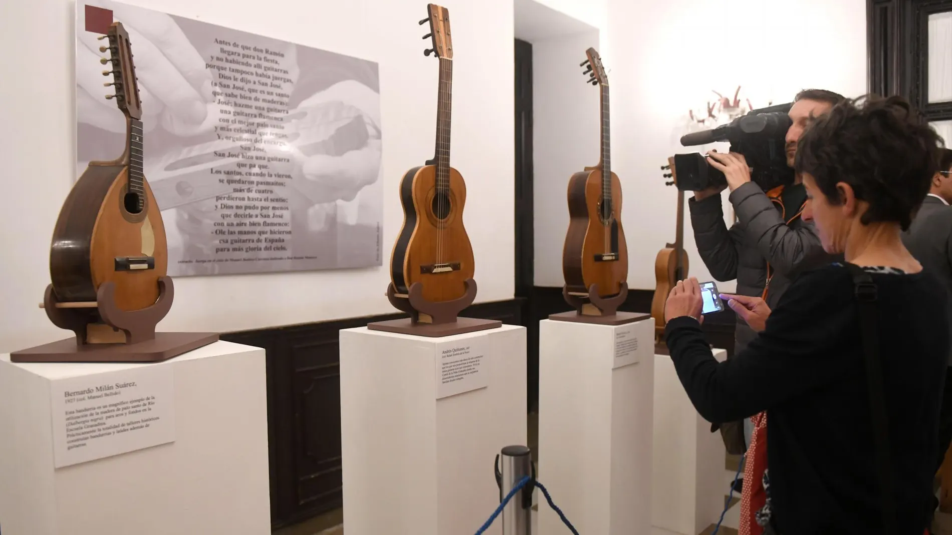 GRAFAND4511. GRANADA (ESPAÑA), 18/03/2019.- Parte de la exposición "Hacia un museo de la guitarra...de esta capital andaluza en la historia y la artesanía de la guitarra española. EFE/Miguel Ángel Molina