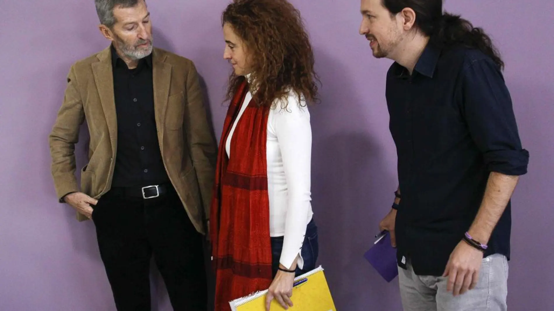 El secretario general de Podemos, Pablo Iglesias, acompañado por el ex JEMAD Julio Rodríguezy la expresidenta de Amnistía Internacional España, Itziar Ruiz-Giménez