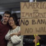 Ciudadanos protestan en el aeroprueto de San Francisco contra el veto a la entrada de inmigrantes decretada por Trump, ahora suspendido.
