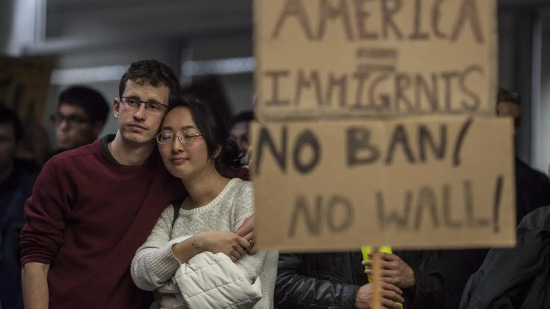 Ciudadanos protestan en el aeroprueto de San Francisco contra el veto a la entrada de inmigrantes decretada por Trump, ahora suspendido.