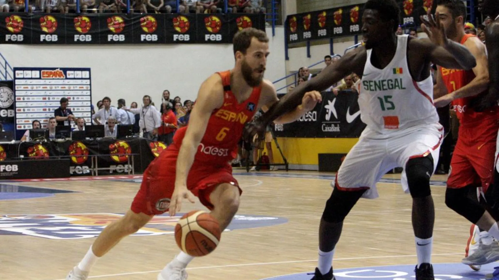 El base de la selección española de baloncesto Sergio Rodríguez avanza presionado por el jugador de la selección de Senegal