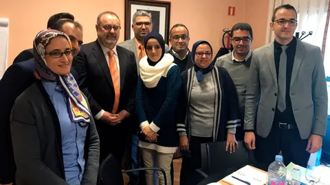El consejero de Educación, Fernando Rey, junto a la delegación marroquí