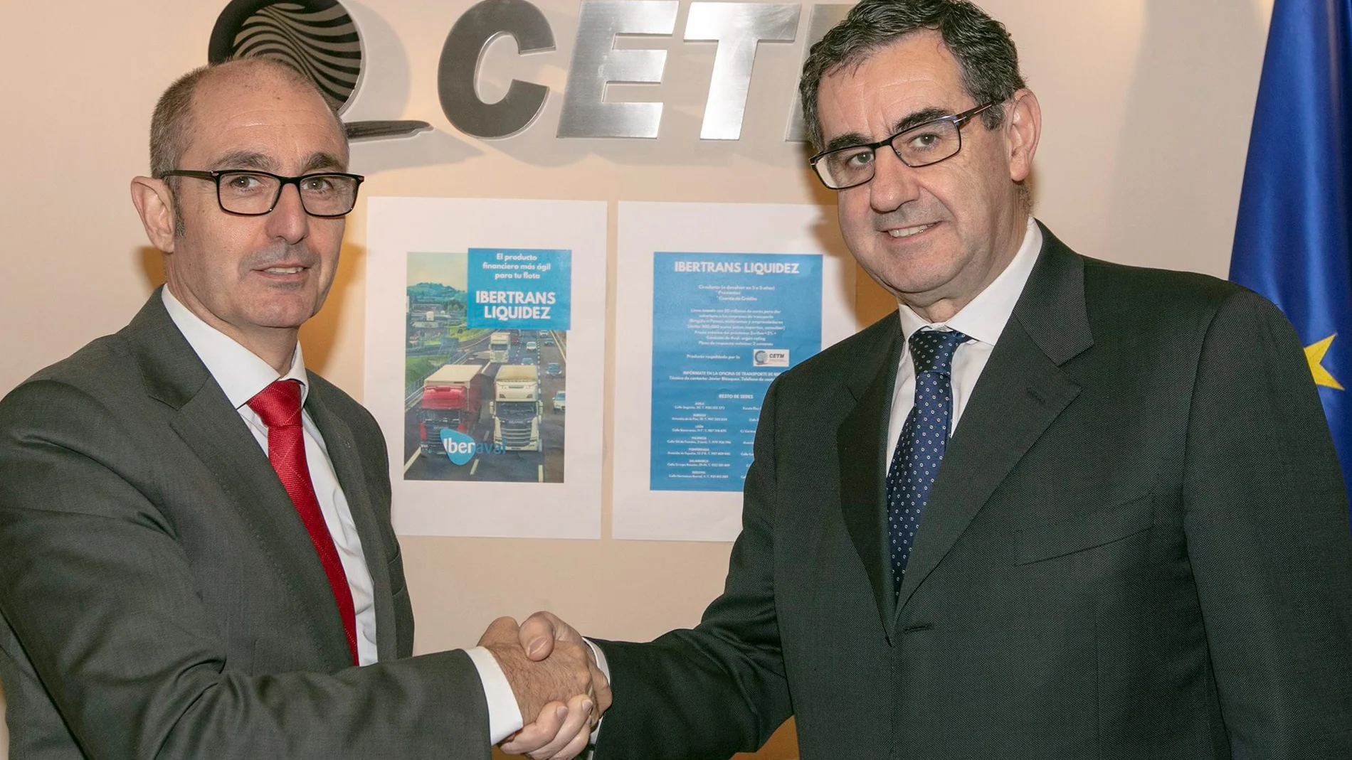 E Pedro Pisonero, director general de Iberval, firma el acuerdo con Carmelo González, vicepresidente de Cetm.