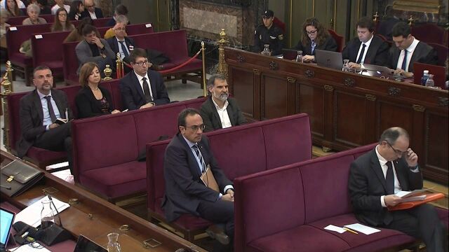 Santi Vila, Meritxell Borrás, Carles Mundó, Jordi Cuixart, Josep Rull y Jordi Turull, durante la sesión de este martes del juicio del "procés". EFE/Tribunal Supremo