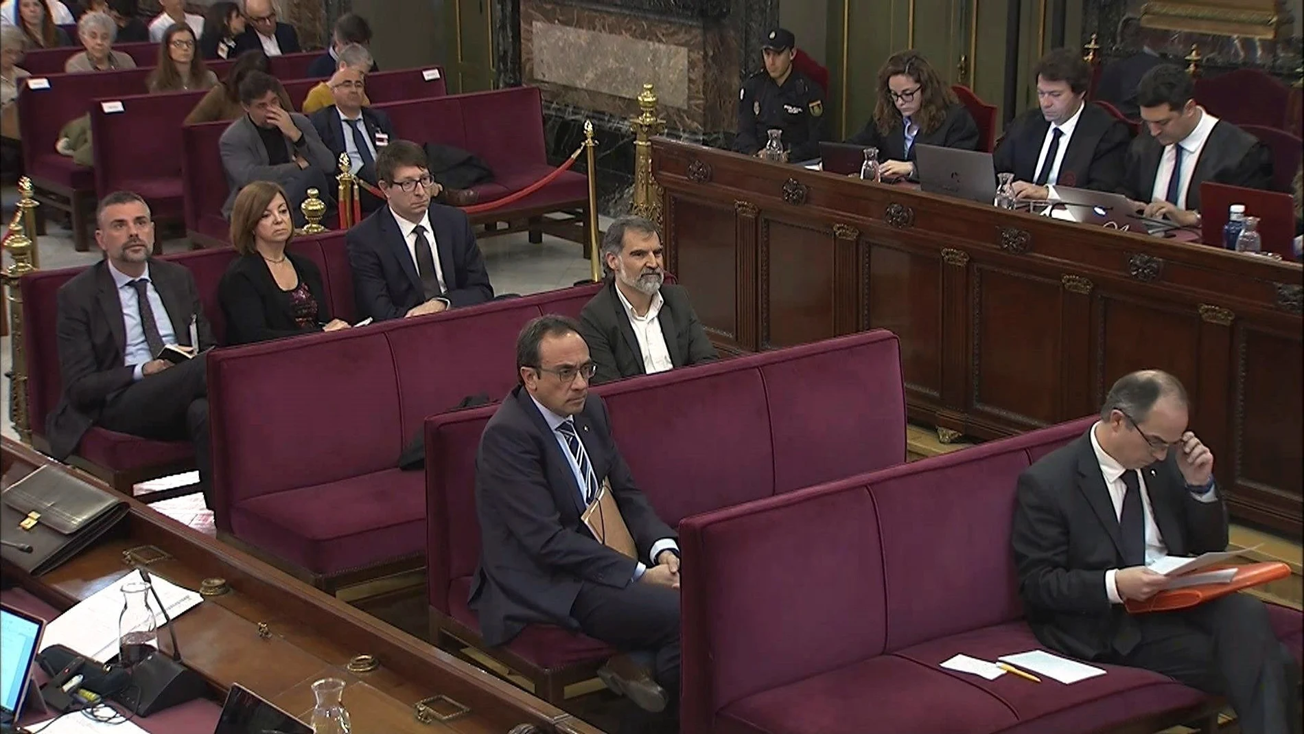 Santi Vila, Meritxell Borrás, Carles Mundó, Jordi Cuixart, Josep Rull y Jordi Turull, durante la sesión de este martes del juicio del "procés". EFE/Tribunal Supremo