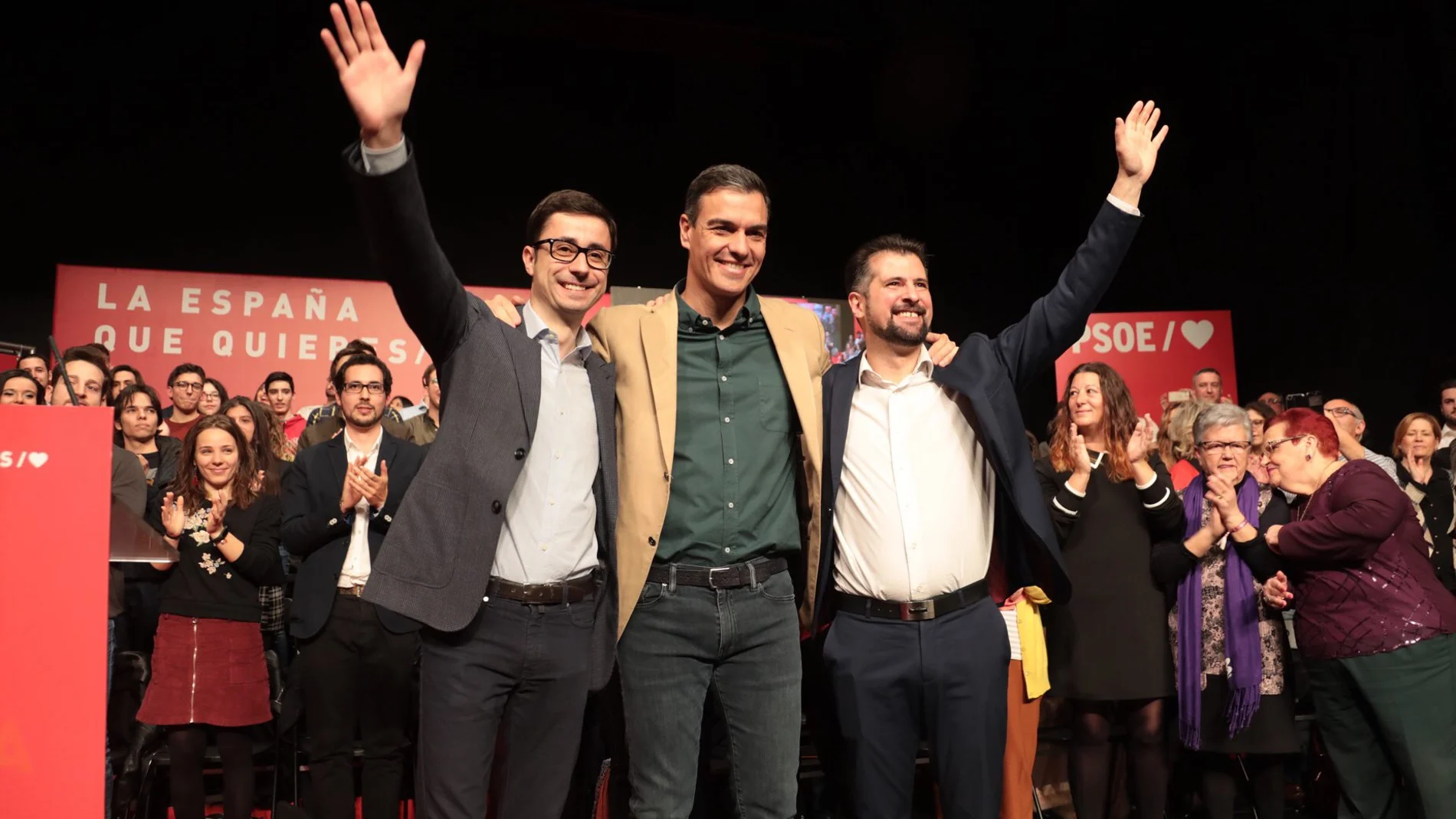 El presidente del gobierno, Pedro Sánchez junto al candidato a la Junta de Castilla y León, Luis Tudanca, y al del Ayuntamiento de Salamanca, José Luis Mateos, saludan a simpatizantes y afiliados