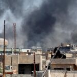 Imagen del humo provocado por los bombardeos en el oeste de Mosul