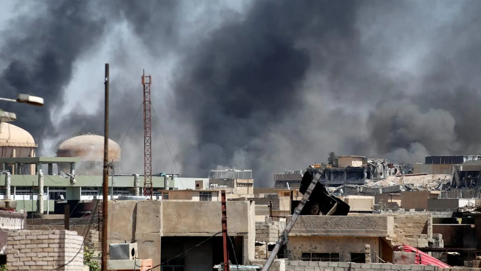 Imagen del humo provocado por los bombardeos en el oeste de Mosul