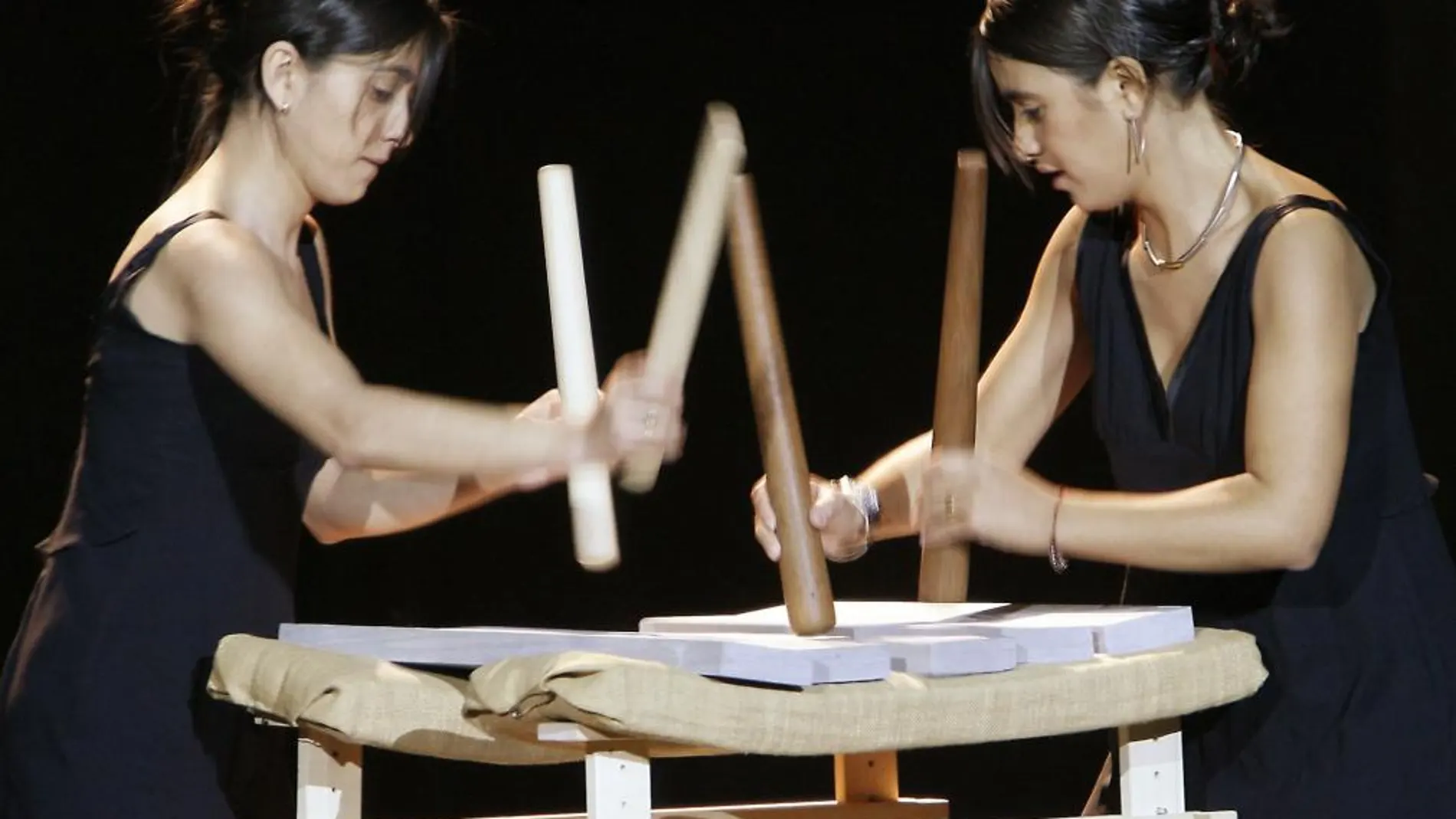 Los gemelos comparten en muchas ocasiones las mismas habilidades, como estas hermanas del grupo de música Tupumak
