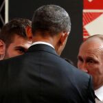 El presidente de EEUU, Barack Obama, y su homólogo de Rusia, Vladímir Putin conversan en la cumbre de líderes del APEC