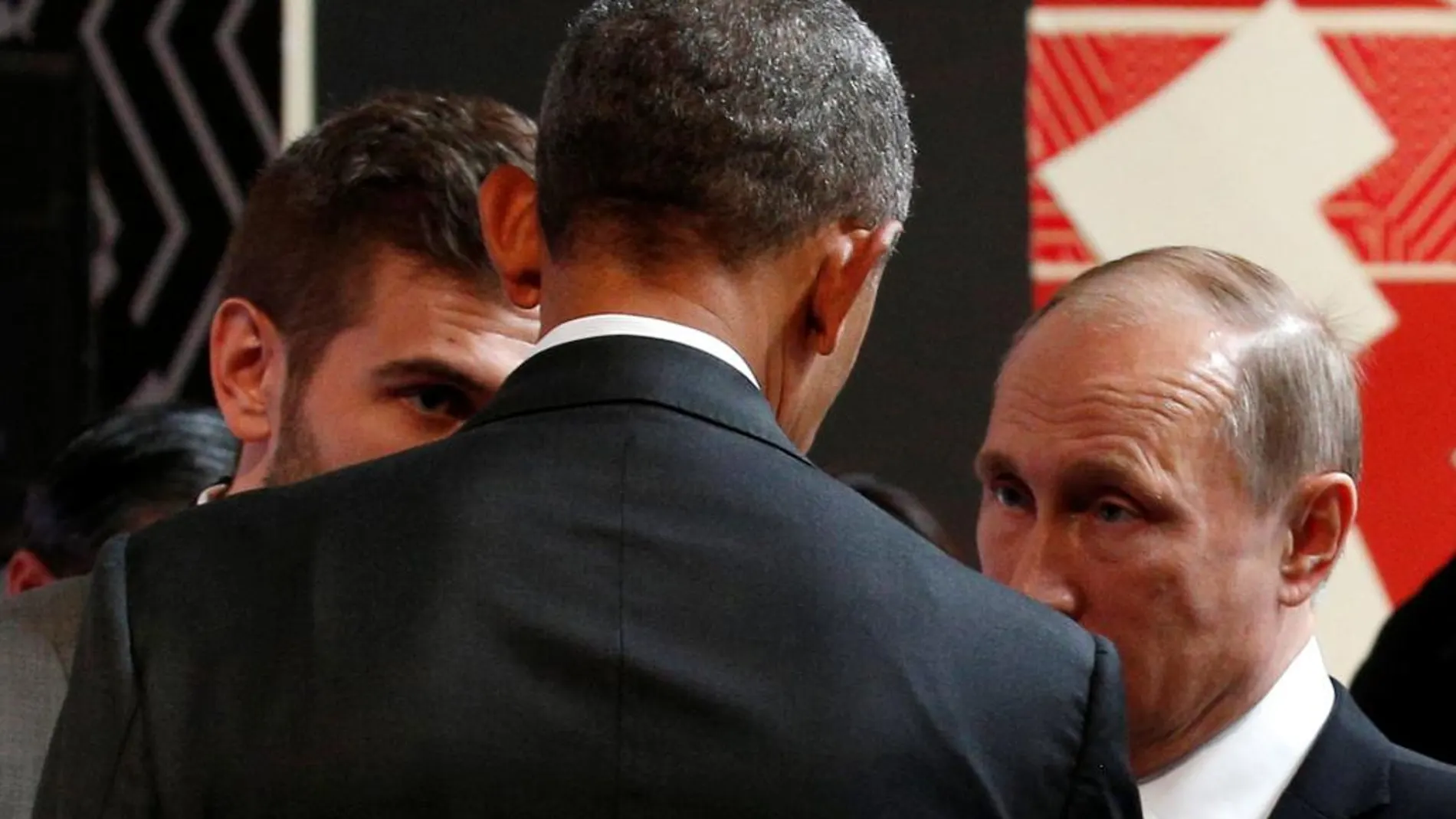 El presidente de EEUU, Barack Obama, y su homólogo de Rusia, Vladímir Putin conversan en la cumbre de líderes del APEC